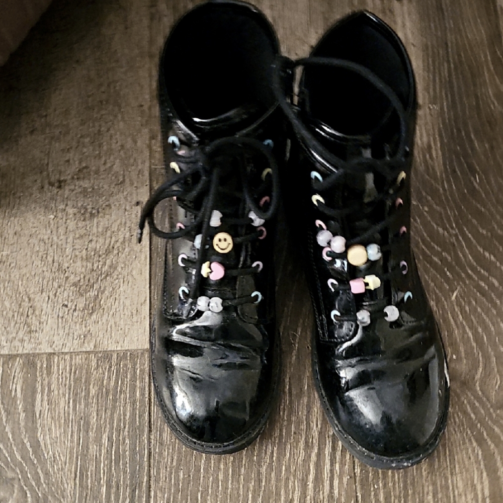 Very Cute Girl's Size 6 Boots